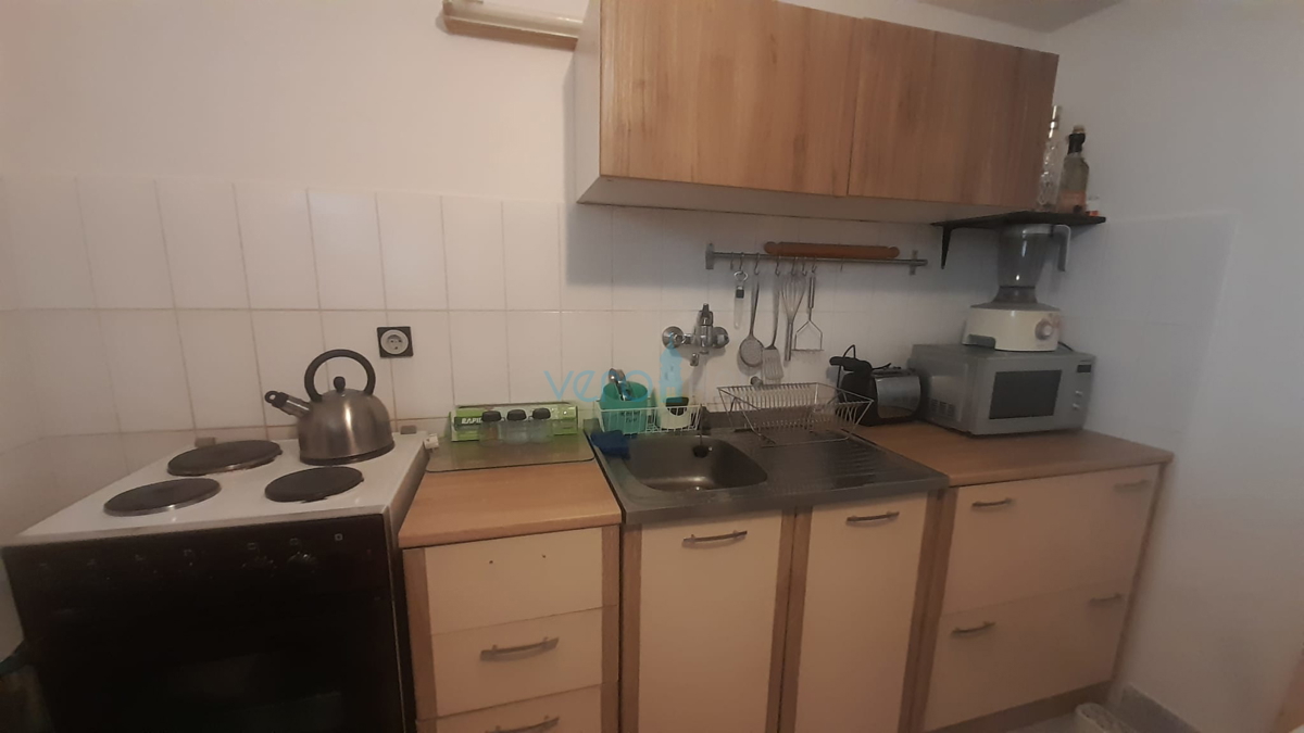 Njivice, otok Krk, dvojček s 3 apartmaji, vrt, pogled na morje, prodamo