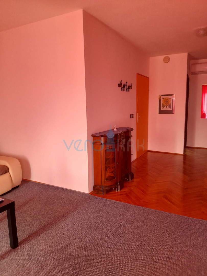 Njivice, otok Krk, dvojček s 3 apartmaji, vrt, pogled na morje, prodamo