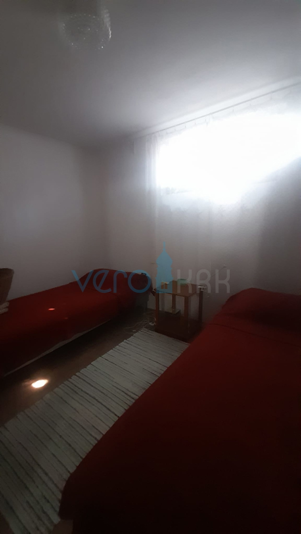 Njivice, otok Krk, dvojček s 3 apartmaji, vrt, pogled na morje, prodamo