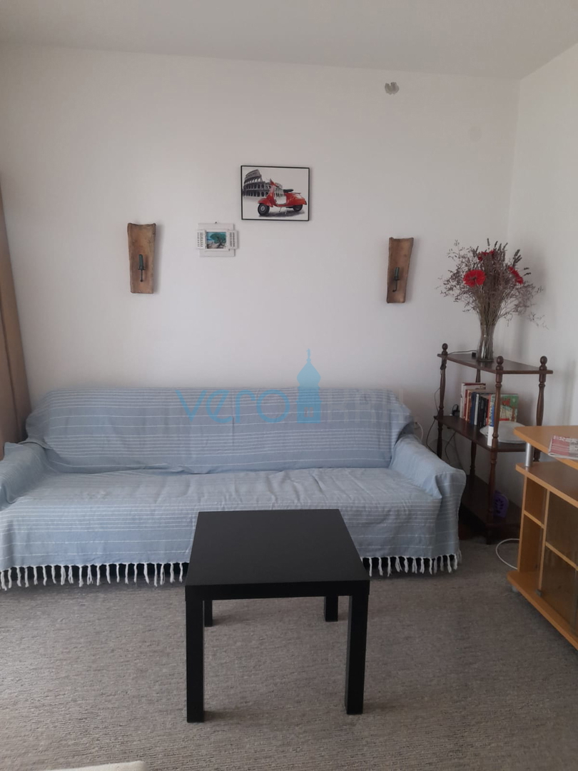 Njivice, otok Krk, dvojček s 3 apartmaji, vrt, pogled na morje, prodamo
