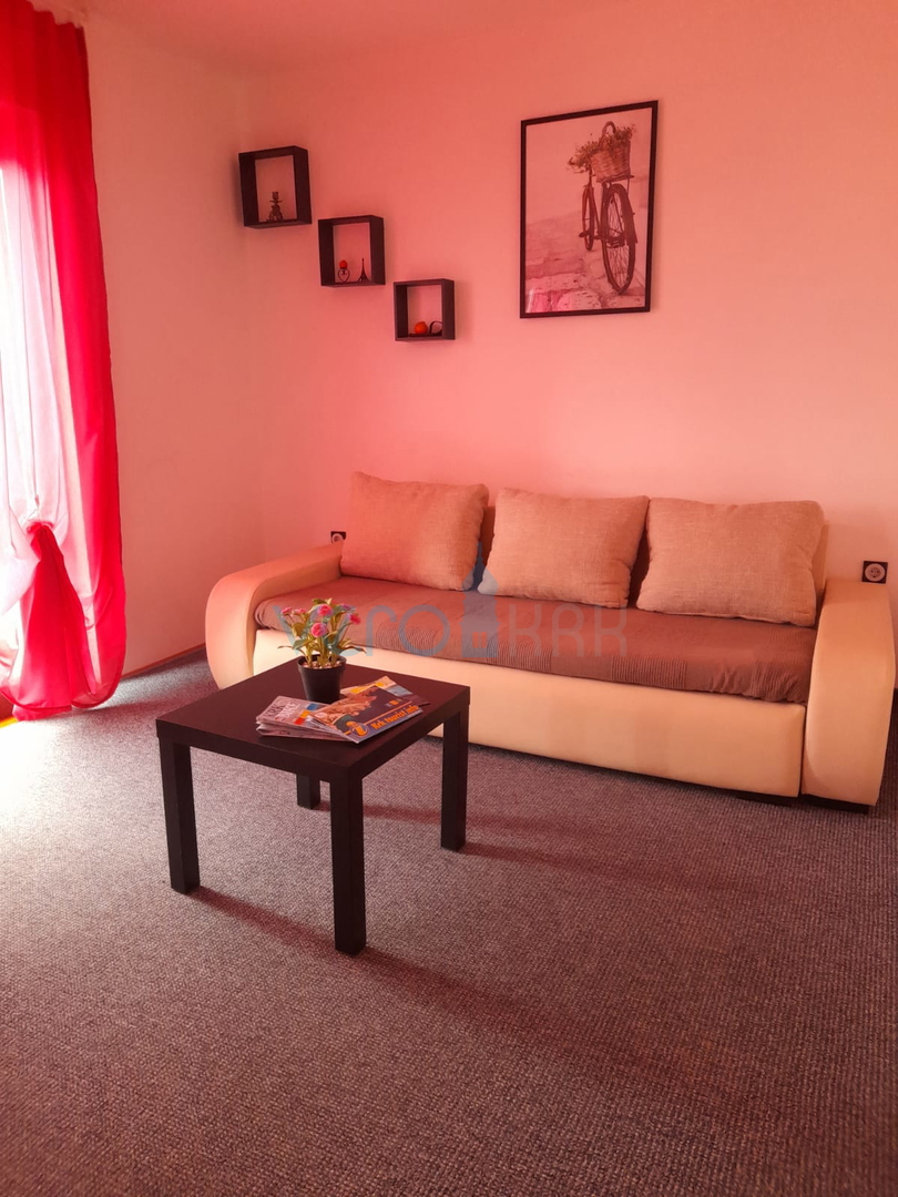 Njivice, otok Krk, dvojček s 3 apartmaji, vrt, pogled na morje, prodamo