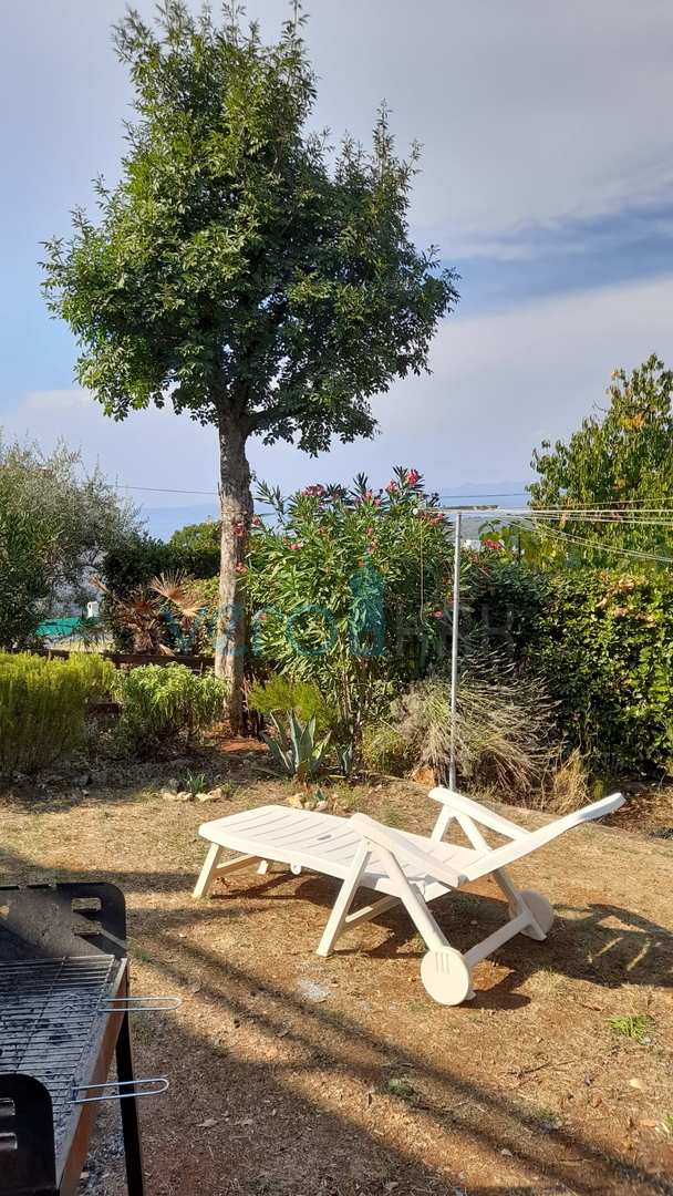 Njivice, otok Krk, dvojček s 3 apartmaji, vrt, pogled na morje, prodamo