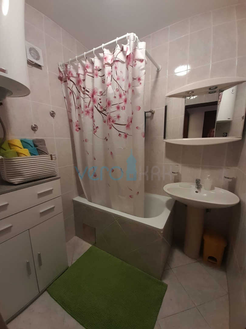 Njivice, otok Krk, dvojček s 3 apartmaji, vrt, pogled na morje, prodamo