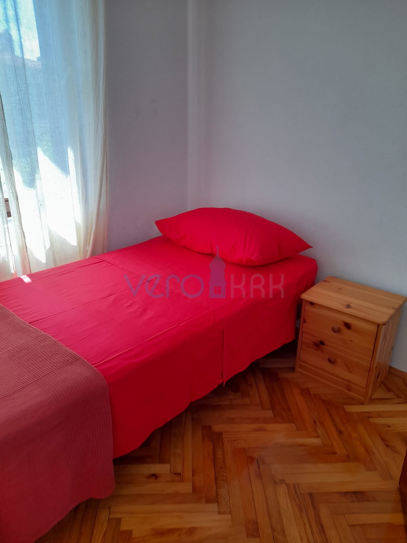 Njivice, otok Krk, dvojček s 3 apartmaji, vrt, pogled na morje, prodamo