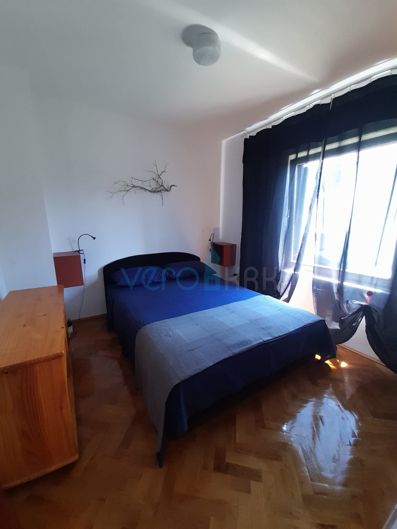 Njivice, otok Krk, dvojček s 3 apartmaji, vrt, pogled na morje, prodamo