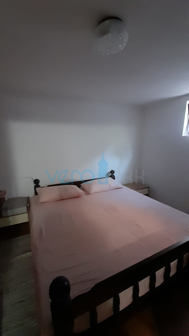 Njivice, otok Krk, dvojček s 3 apartmaji, vrt, pogled na morje, prodamo