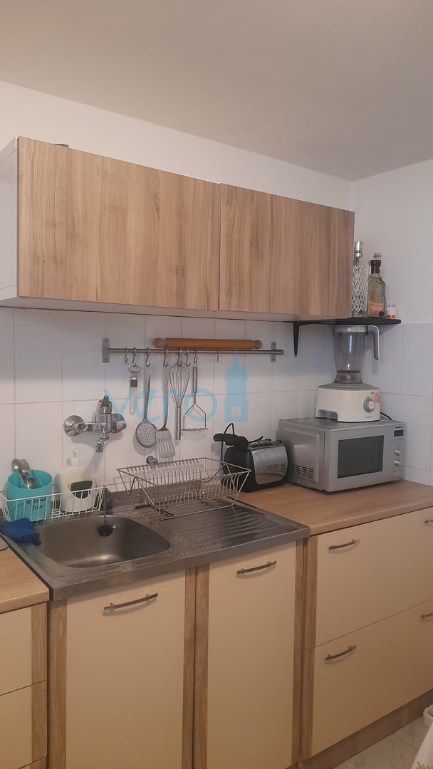 Njivice, otok Krk, dvojček s 3 apartmaji, vrt, pogled na morje, prodamo