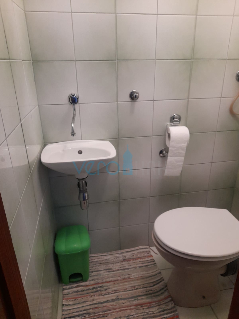 Njivice, otok Krk, dvojček s 3 apartmaji, vrt, pogled na morje, prodamo