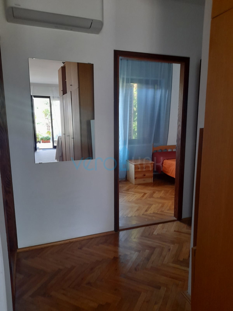 Njivice, otok Krk, dvojček s 3 apartmaji, vrt, pogled na morje, prodamo