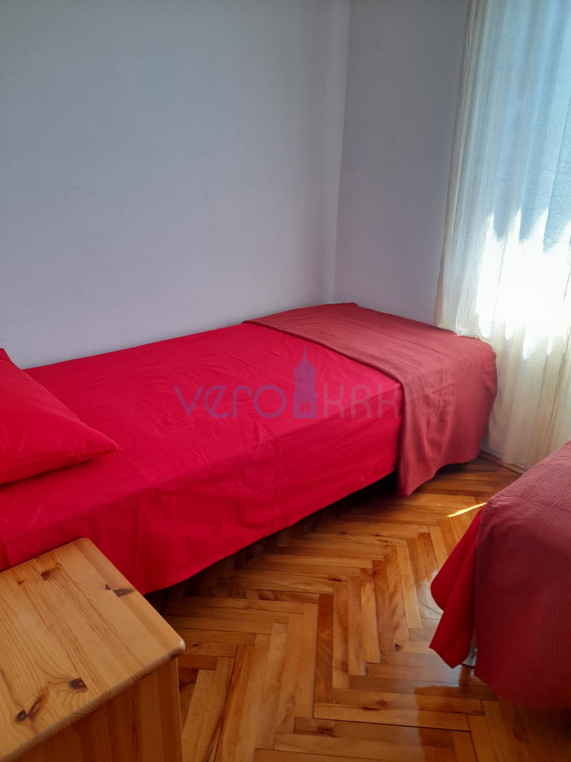 Njivice, otok Krk, dvojček s 3 apartmaji, vrt, pogled na morje, prodamo