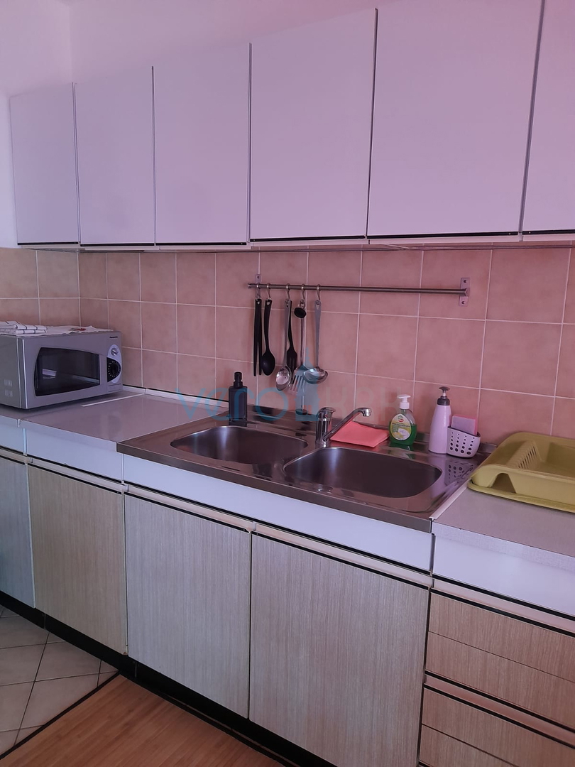 Njivice, otok Krk, dvojček s 3 apartmaji, vrt, pogled na morje, prodamo