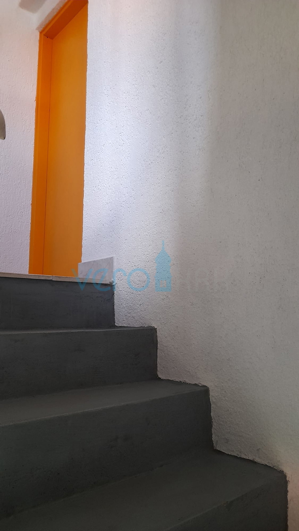 Njivice, otok Krk, dvojček s 3 apartmaji, vrt, pogled na morje, prodamo