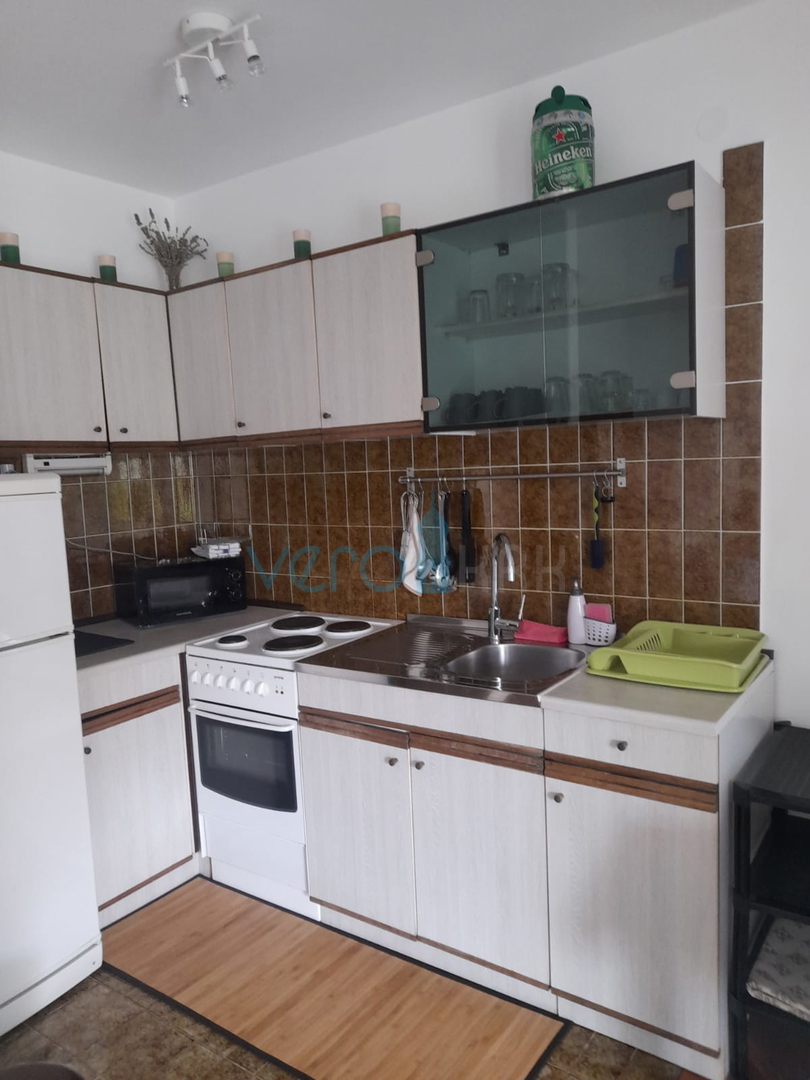 Njivice, otok Krk, dvojček s 3 apartmaji, vrt, pogled na morje, prodamo