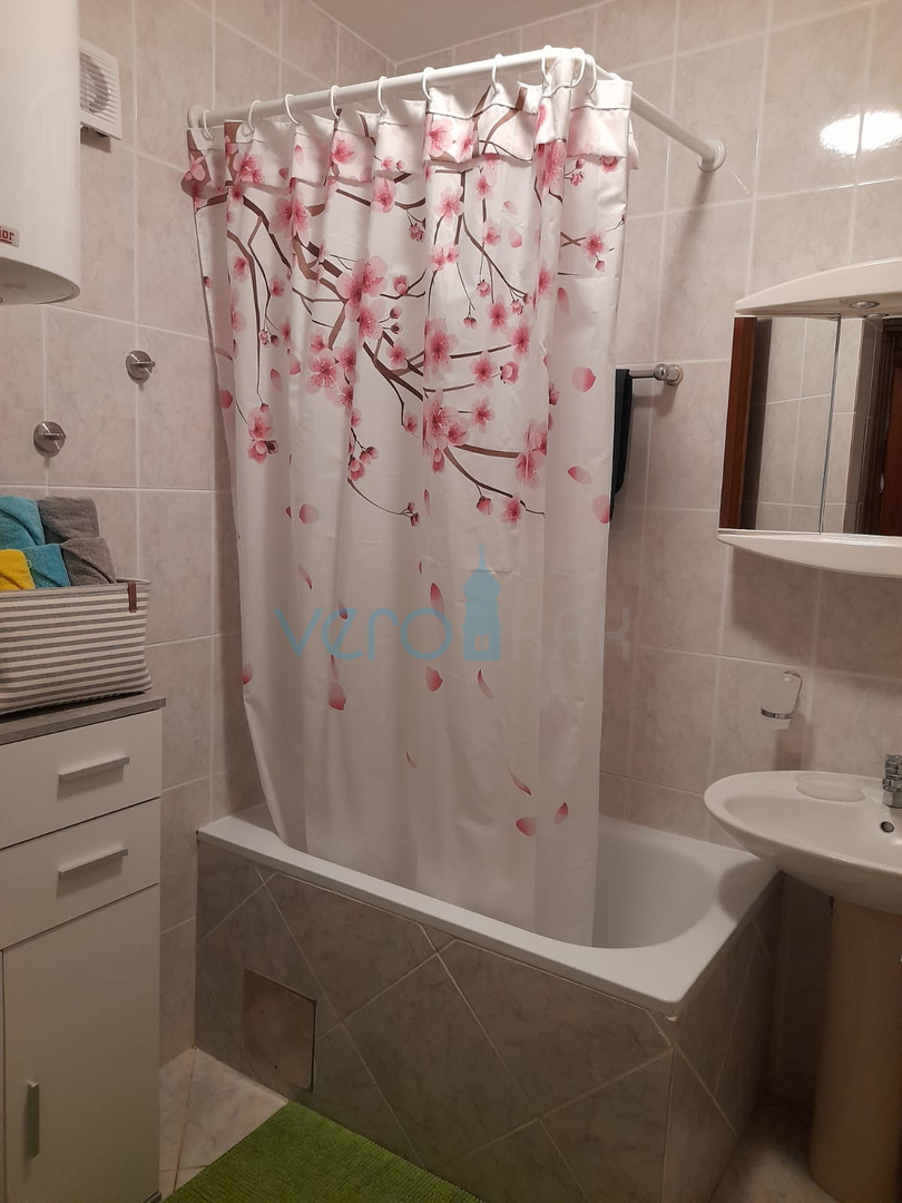 Njivice, otok Krk, dvojček s 3 apartmaji, vrt, pogled na morje, prodamo