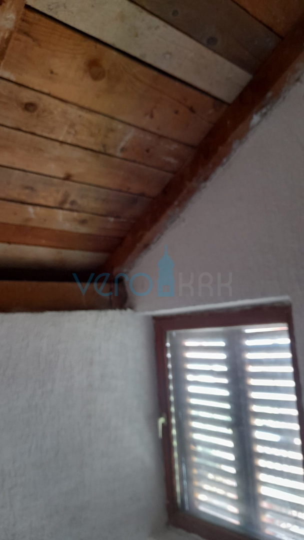 Njivice, otok Krk, dvojček s 3 apartmaji, vrt, pogled na morje, prodamo