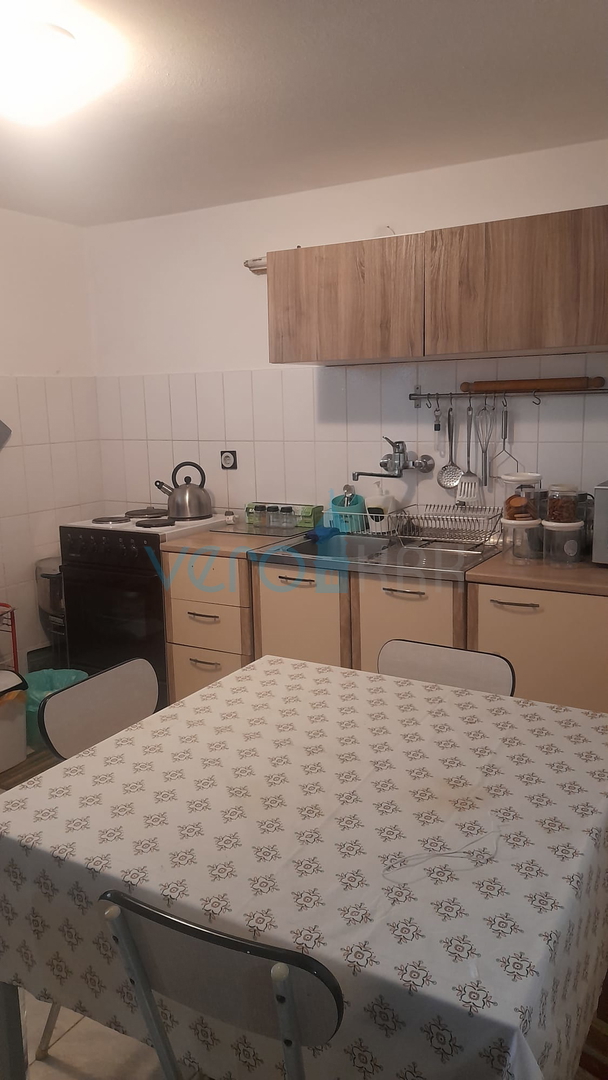 Njivice, otok Krk, dvojček s 3 apartmaji, vrt, pogled na morje, prodamo