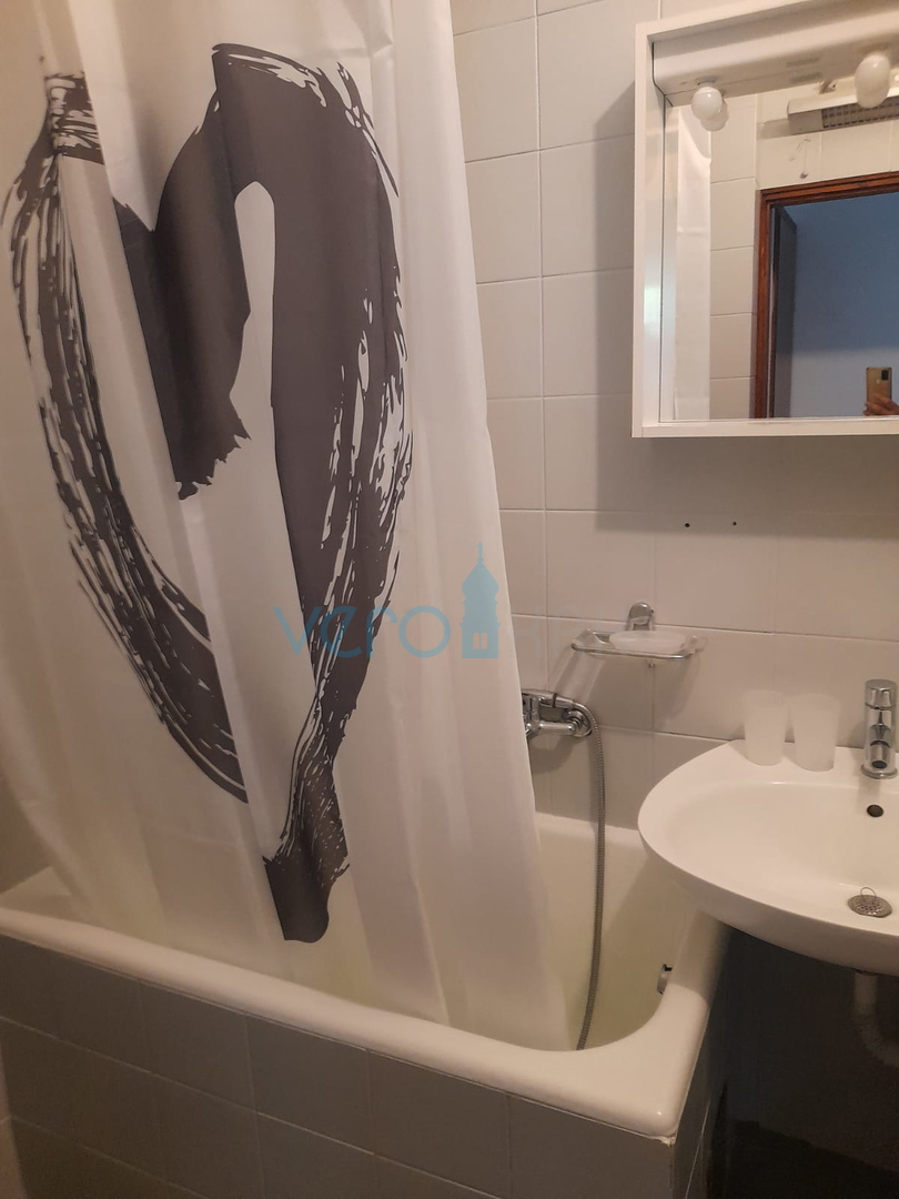 Njivice, otok Krk, dvojček s 3 apartmaji, vrt, pogled na morje, prodamo