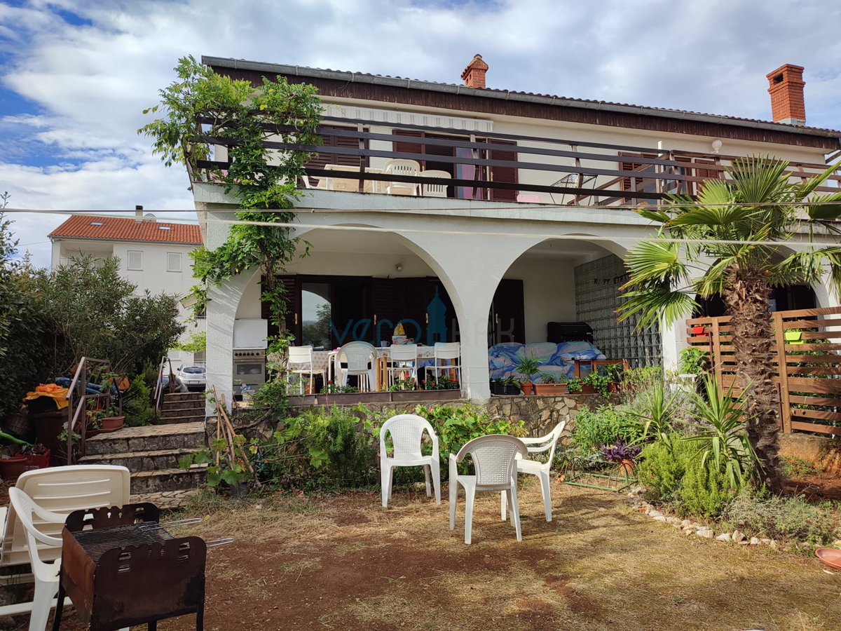 Njivice, otok Krk, dvojček s 3 apartmaji, vrt, pogled na morje, prodamo