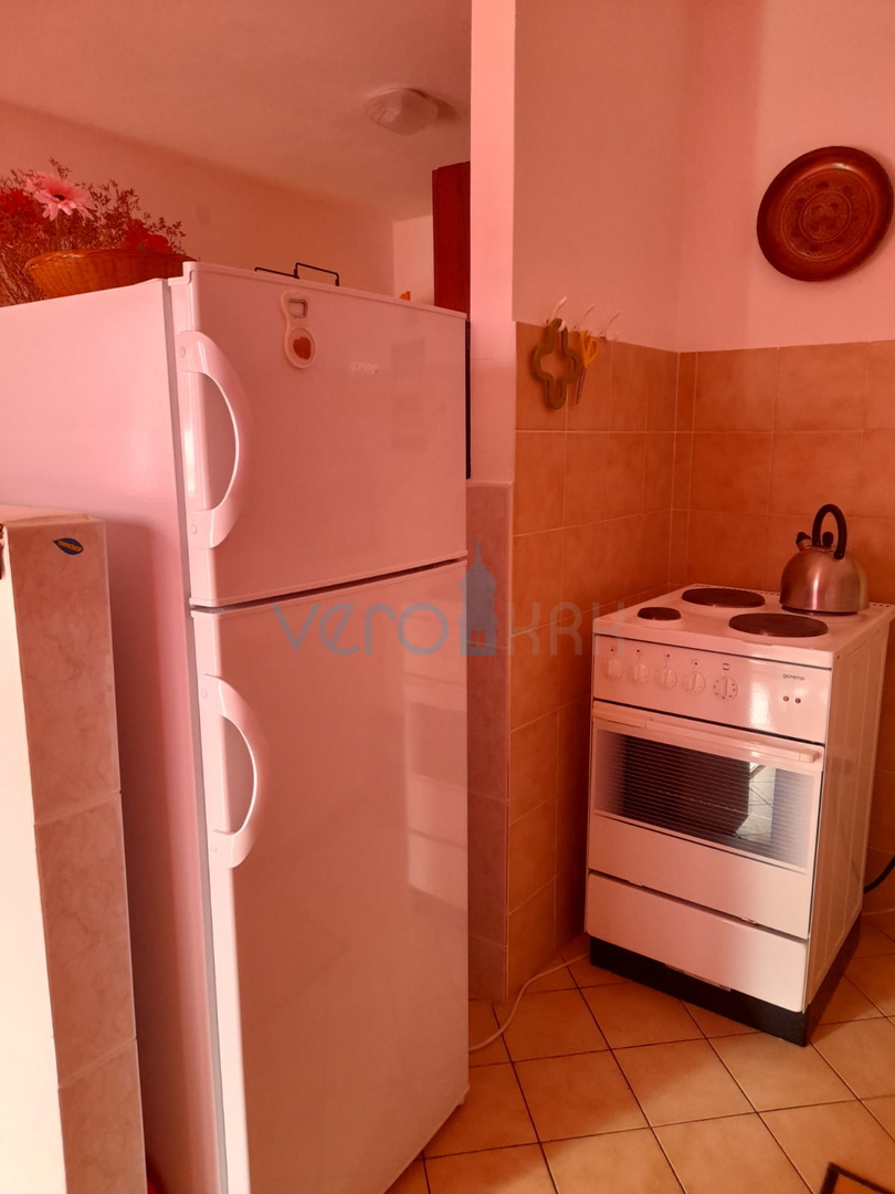 Njivice, otok Krk, dvojček s 3 apartmaji, vrt, pogled na morje, prodamo