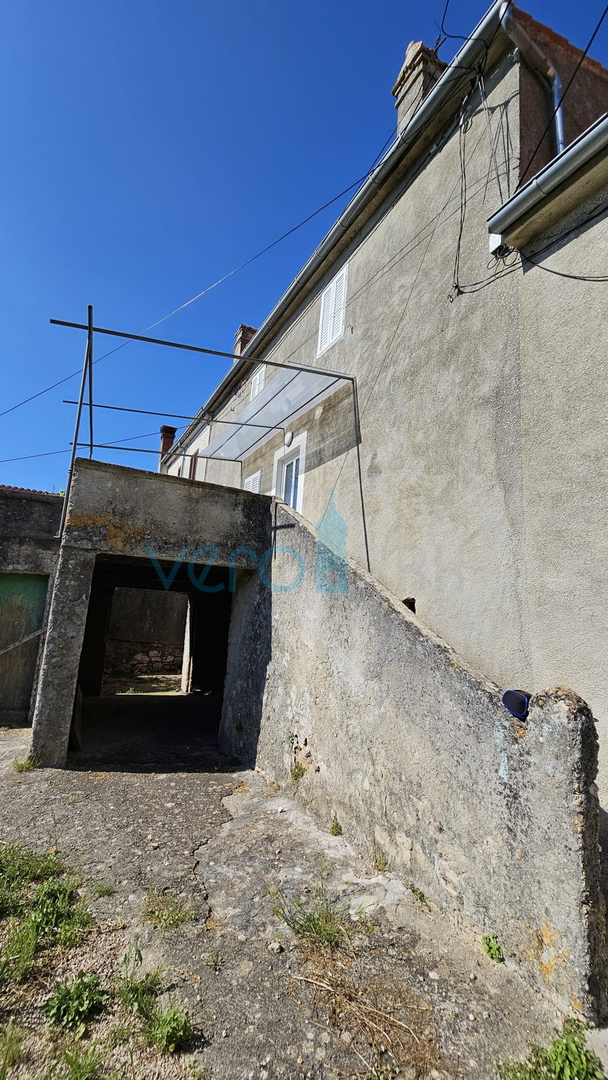 Otok Krk, mesto Krk, širša okolica, renovirana kamnita hiša v nizu z zemljiščem, pogled na morje, prodaja