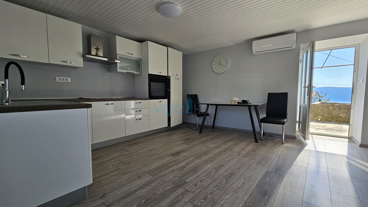 Otok Krk, mesto Krk, širša okolica, renovirana kamnita hiša v nizu z zemljiščem, pogled na morje, prodaja