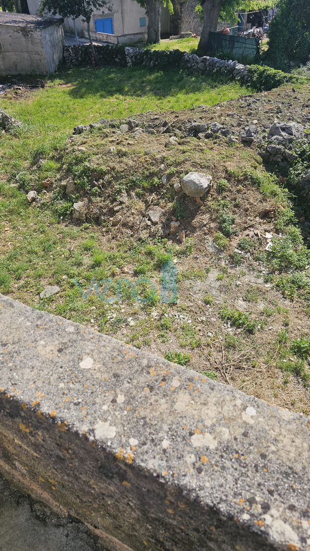 Otok Krk, mesto Krk, širša okolica, renovirana kamnita hiša v nizu z zemljiščem, pogled na morje, prodaja