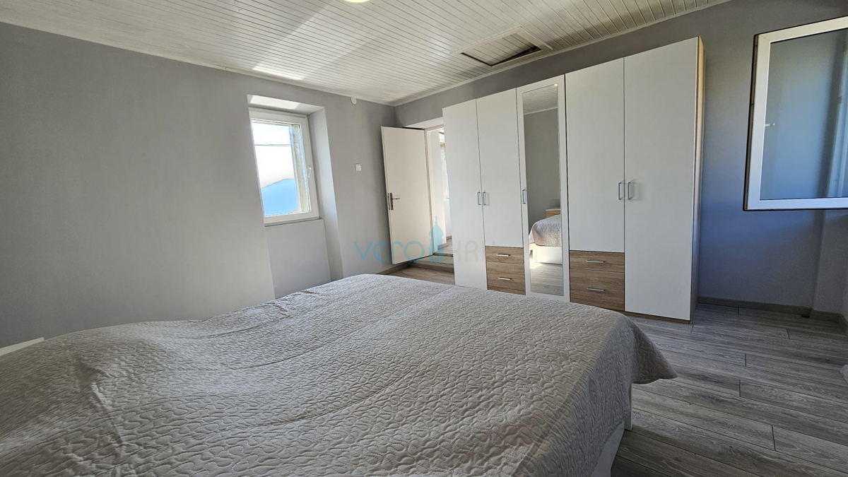 Otok Krk, mesto Krk, širša okolica, renovirana kamnita hiša v nizu z zemljiščem, pogled na morje, prodaja