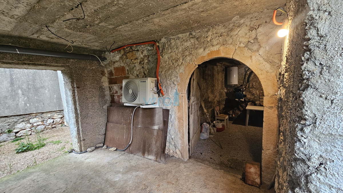 Otok Krk, mesto Krk, širša okolica, renovirana kamnita hiša v nizu z zemljiščem, pogled na morje, prodaja