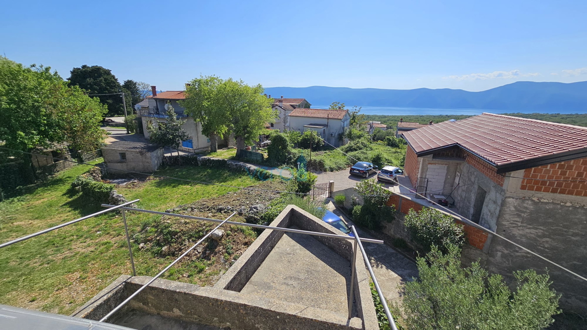 Otok Krk, mesto Krk, širša okolica, renovirana kamnita hiša v nizu z zemljiščem, pogled na morje, prodaja