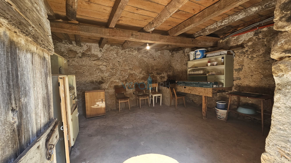 Otok Krk, mesto Krk, širša okolica, renovirana kamnita hiša v nizu z zemljiščem, pogled na morje, prodaja