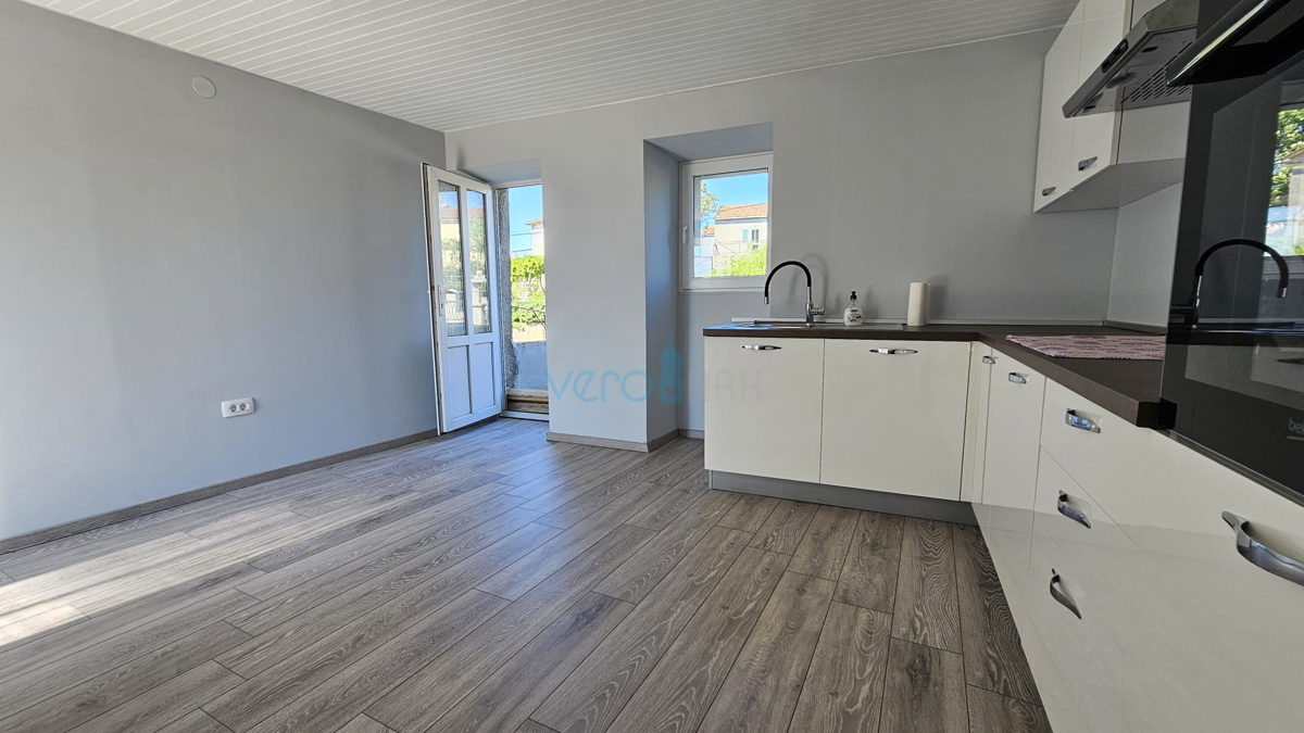 Otok Krk, mesto Krk, širša okolica, renovirana kamnita hiša v nizu z zemljiščem, pogled na morje, prodaja