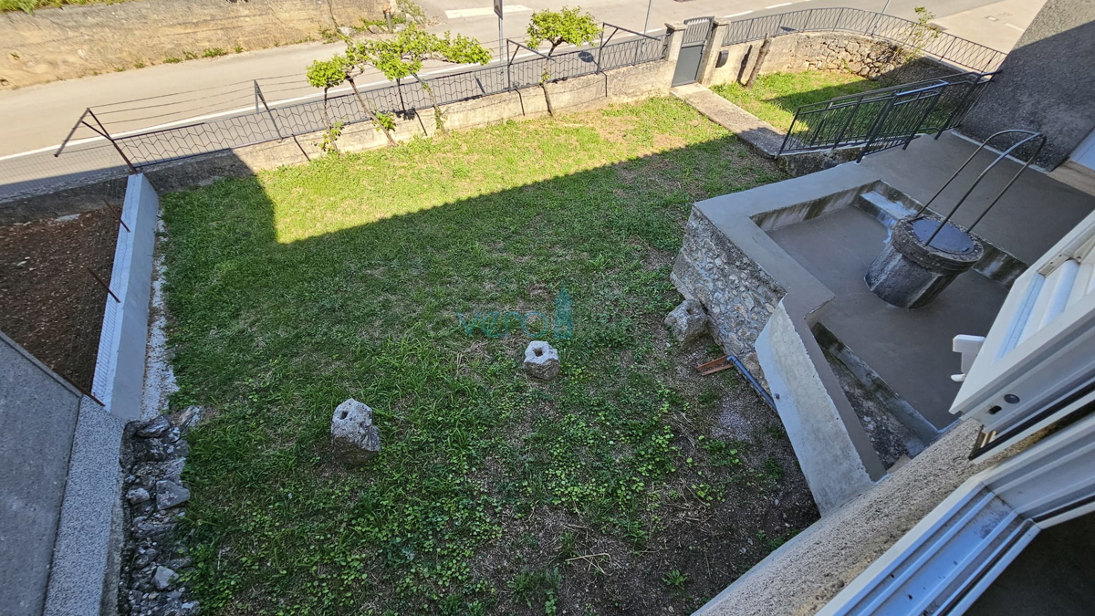 Otok Krk, mesto Krk, širša okolica, renovirana kamnita hiša v nizu z zemljiščem, pogled na morje, prodaja