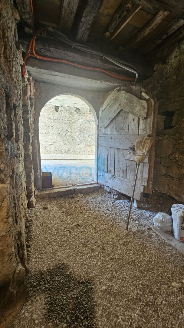 Otok Krk, mesto Krk, širša okolica, renovirana kamnita hiša v nizu z zemljiščem, pogled na morje, prodaja