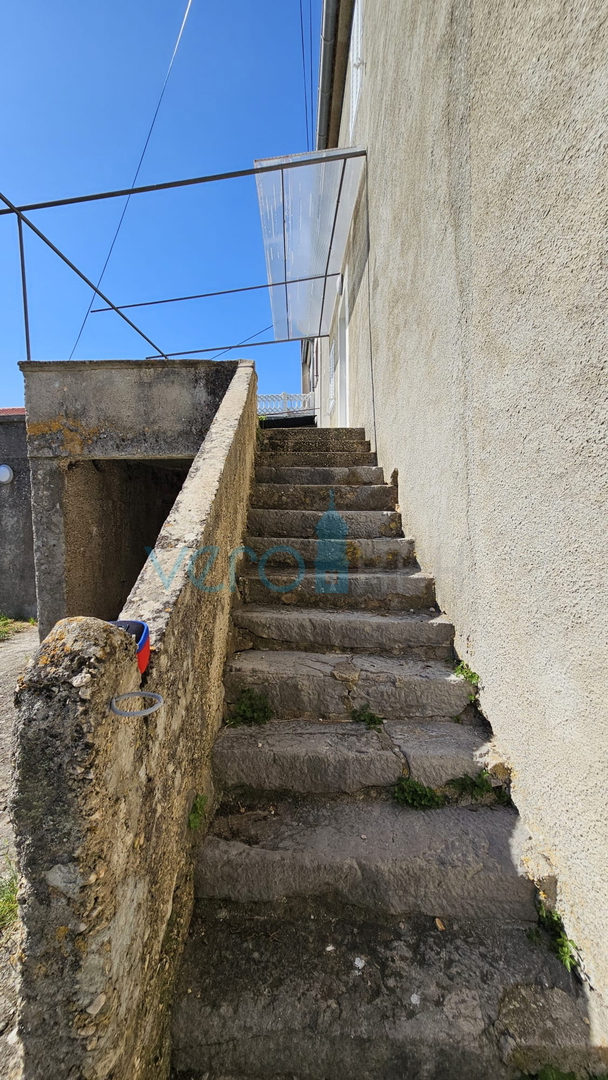Otok Krk, mesto Krk, širša okolica, renovirana kamnita hiša v nizu z zemljiščem, pogled na morje, prodaja