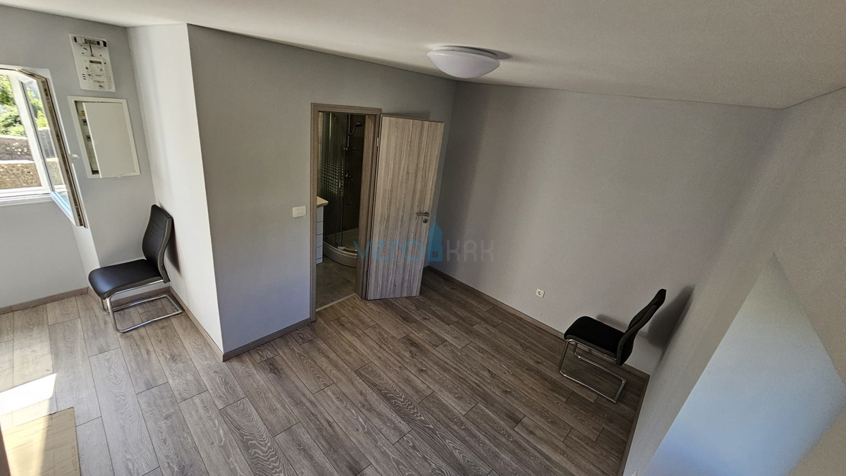 Otok Krk, mesto Krk, širša okolica, renovirana kamnita hiša v nizu z zemljiščem, pogled na morje, prodaja