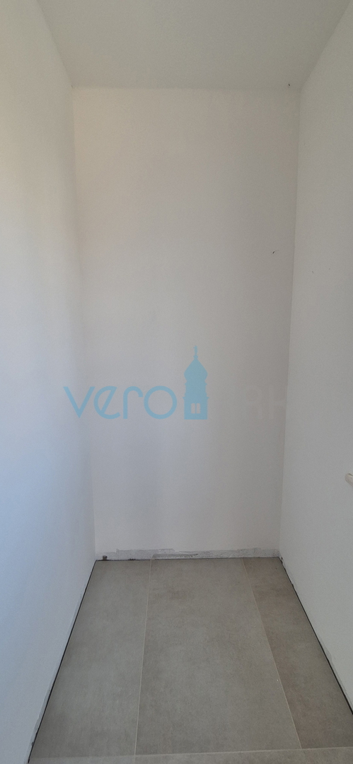Malinska, otok Krk, novogradnja, dvojna hiša, bazen, vrt, razgled