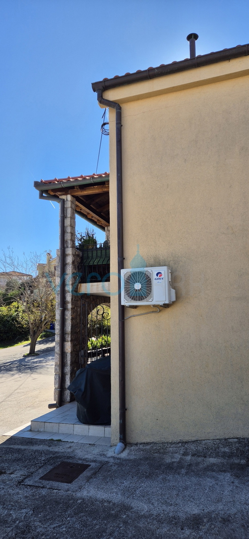 Otok Krk, Malinska, okolica, hiša z dvema stanovanjema, prva vrsta ob morju, pogled, prodaja