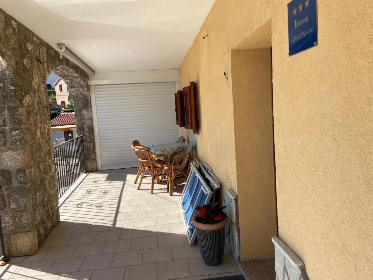 Otok Krk, Malinska, okolica, hiša z dvema stanovanjema, prva vrsta ob morju, pogled, prodaja
