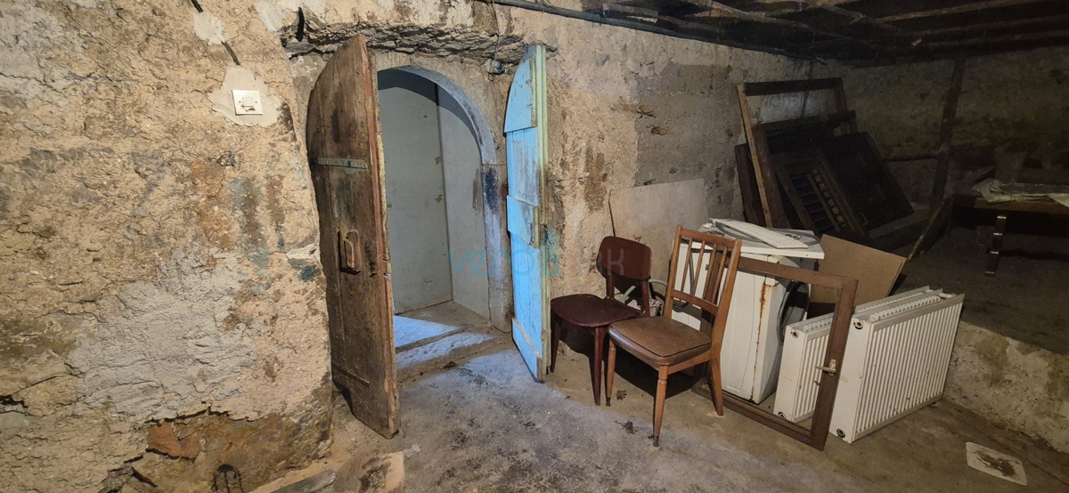 Otok Krk, mesto Krk, okolica, dvojna kamnita hiša, hlev, vrt, klet, garaža, prodaja