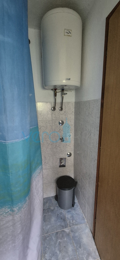 Otok Krk, mesto Krk, okolica, dvojna kamnita hiša, hlev, vrt, klet, garaža, prodaja