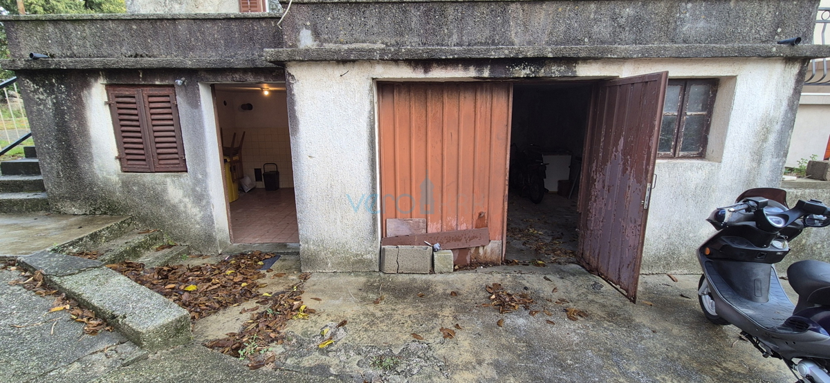 Otok Krk, mesto Krk, okolica, dvojna kamnita hiša, hlev, vrt, klet, garaža, prodaja