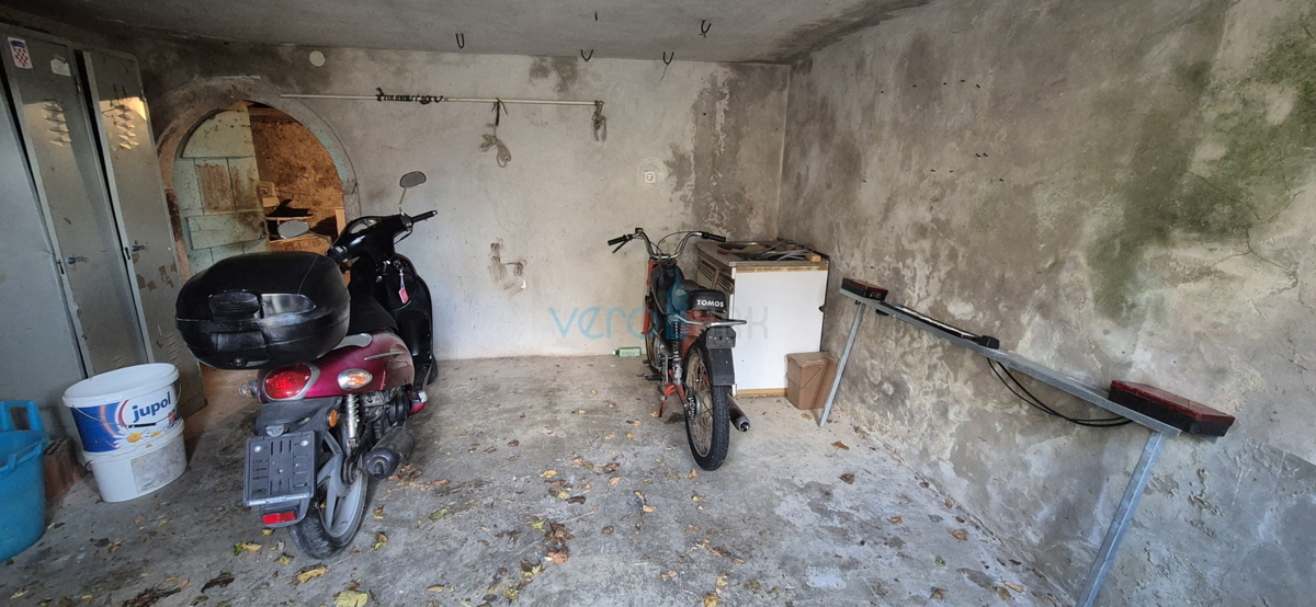 Otok Krk, mesto Krk, okolica, dvojna kamnita hiša, hlev, vrt, klet, garaža, prodaja