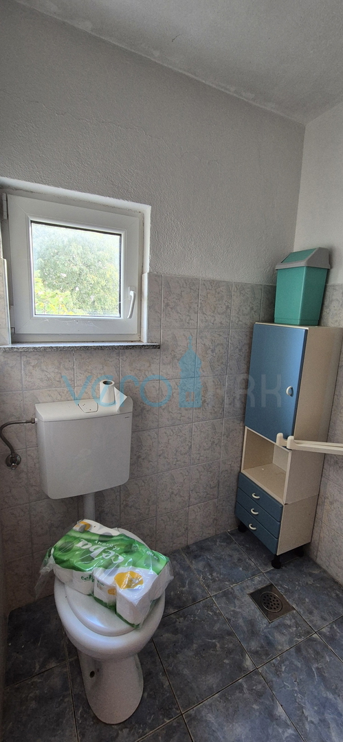 Otok Krk, mesto Krk, okolica, dvojna kamnita hiša, hlev, vrt, klet, garaža, prodaja