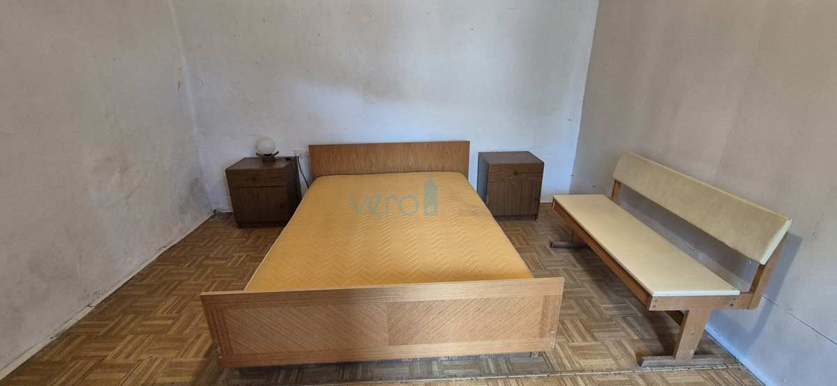 Otok Krk, mesto Krk, okolica, dvojna kamnita hiša, hlev, vrt, klet, garaža, prodaja