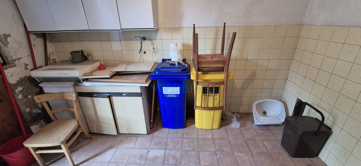 Otok Krk, mesto Krk, okolica, dvojna kamnita hiša, hlev, vrt, klet, garaža, prodaja
