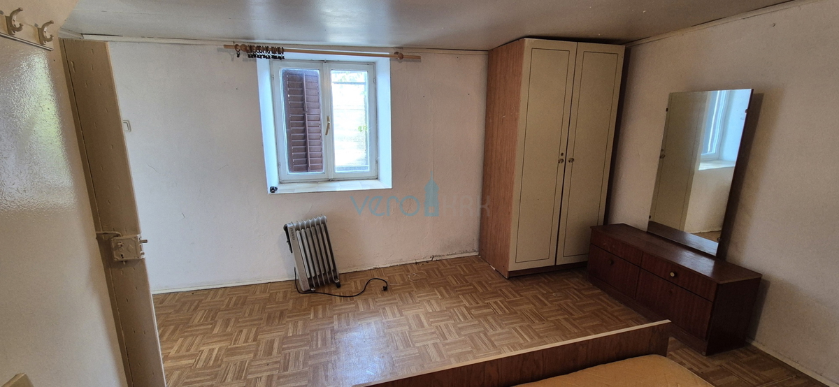 Otok Krk, mesto Krk, okolica, dvojna kamnita hiša, hlev, vrt, klet, garaža, prodaja
