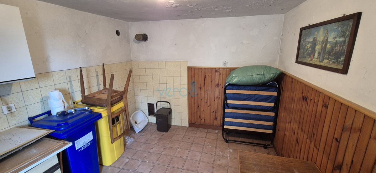 Otok Krk, mesto Krk, okolica, dvojna kamnita hiša, hlev, vrt, klet, garaža, prodaja