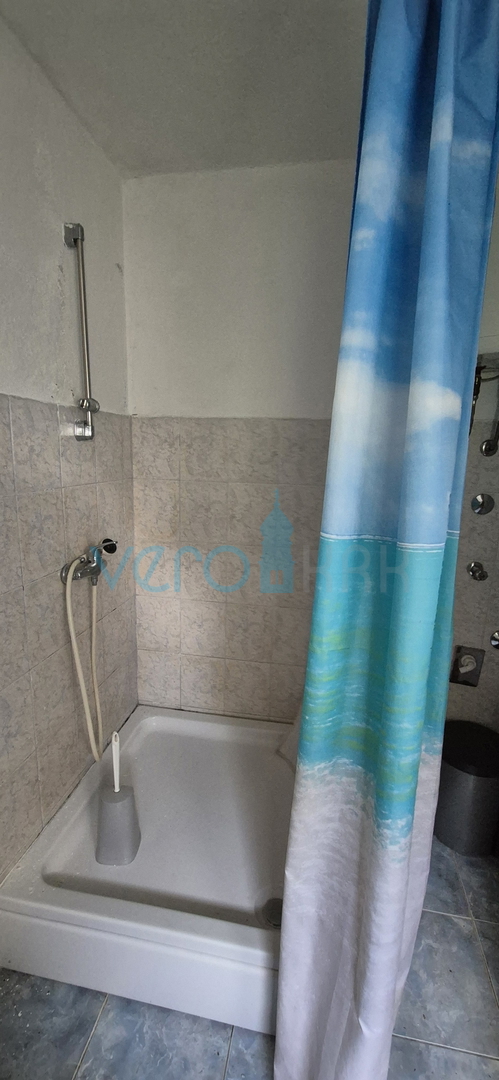 Otok Krk, mesto Krk, okolica, dvojna kamnita hiša, hlev, vrt, klet, garaža, prodaja