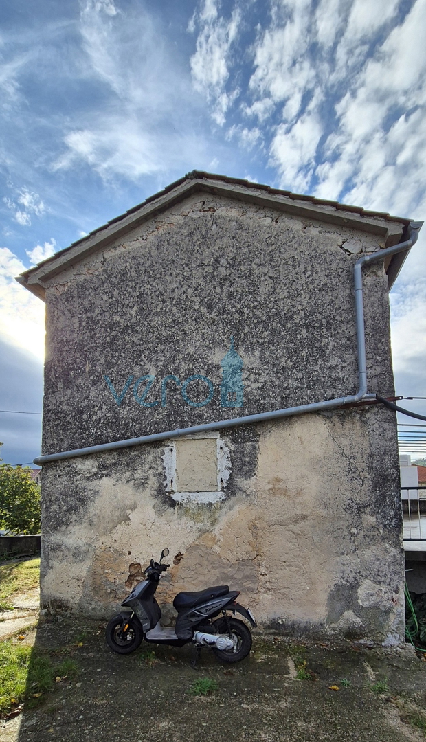 Otok Krk, mesto Krk, okolica, dvojna kamnita hiša, hlev, vrt, klet, garaža, prodaja