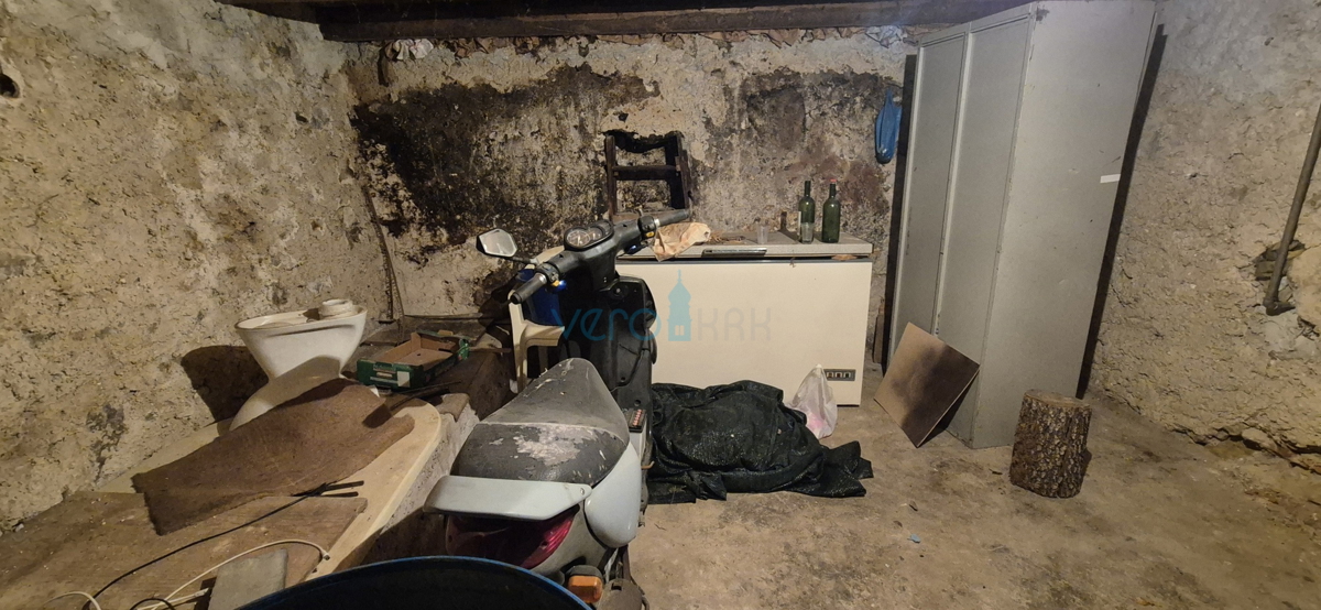 Otok Krk, mesto Krk, okolica, dvojna kamnita hiša, hlev, vrt, klet, garaža, prodaja